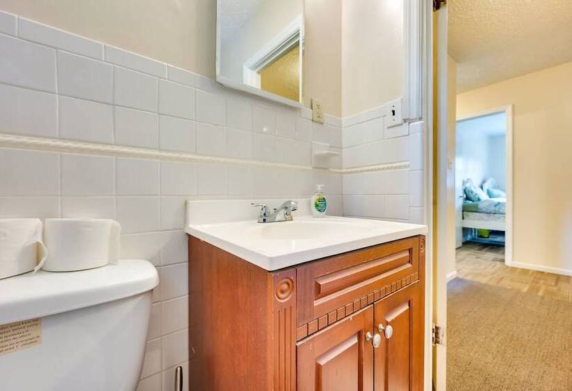 Quiet Columbus Home W/ Private Deck & Grill!