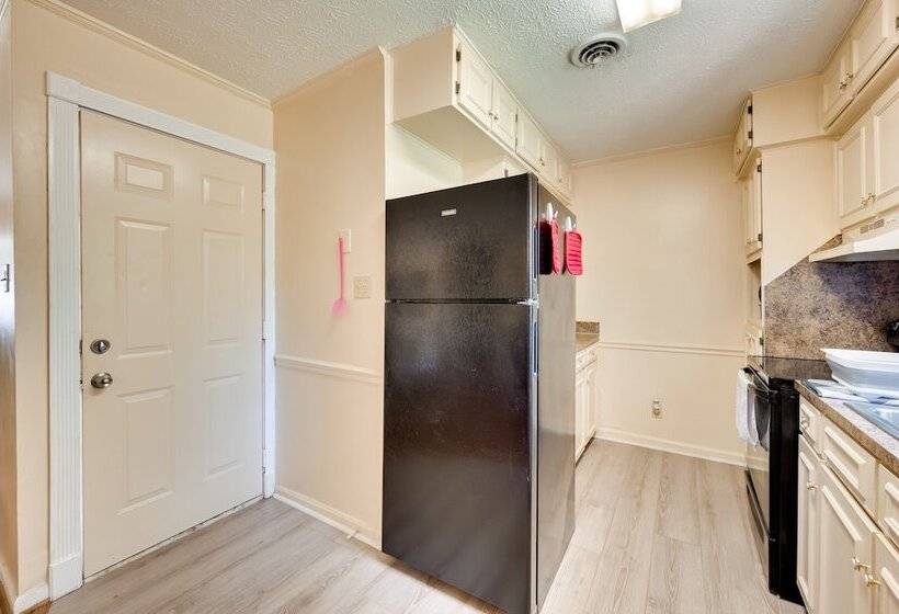 Quiet Columbus Home W/ Private Deck & Grill!