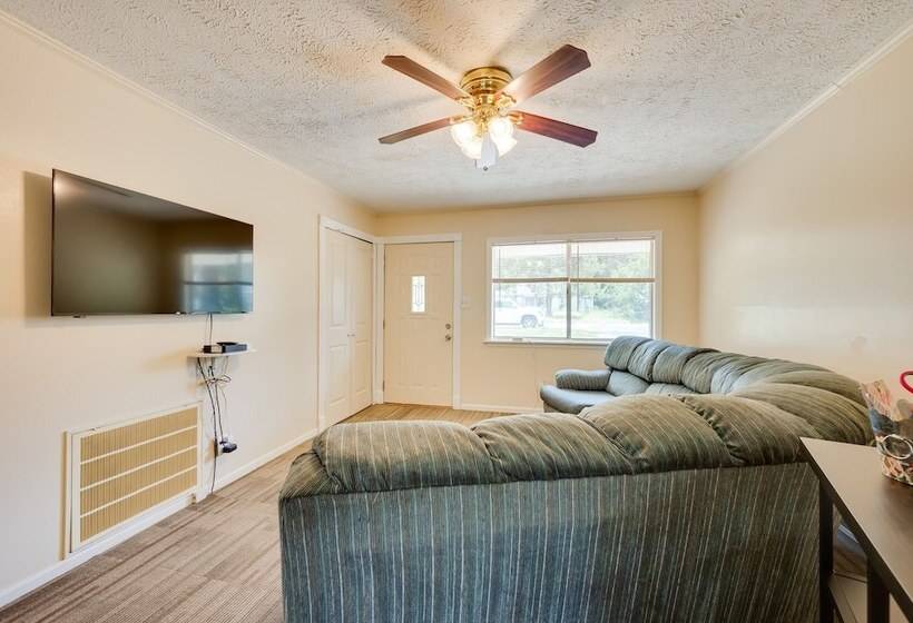 Quiet Columbus Home W/ Private Deck & Grill!