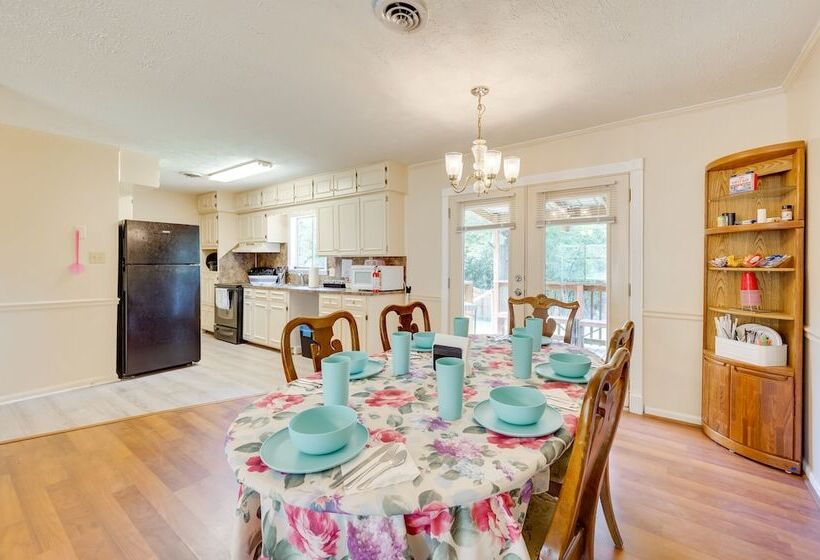 Quiet Columbus Home W/ Private Deck & Grill!