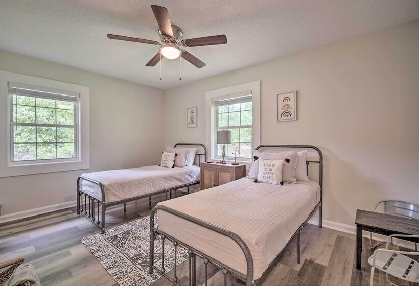 Renovated Family Home ~ 18 Mi To Dwtn Atlanta