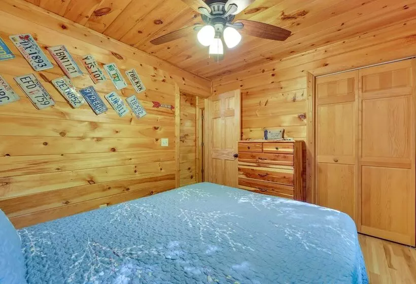 Riverfront Ellijay Cabin W/ Deck + Pool Access!