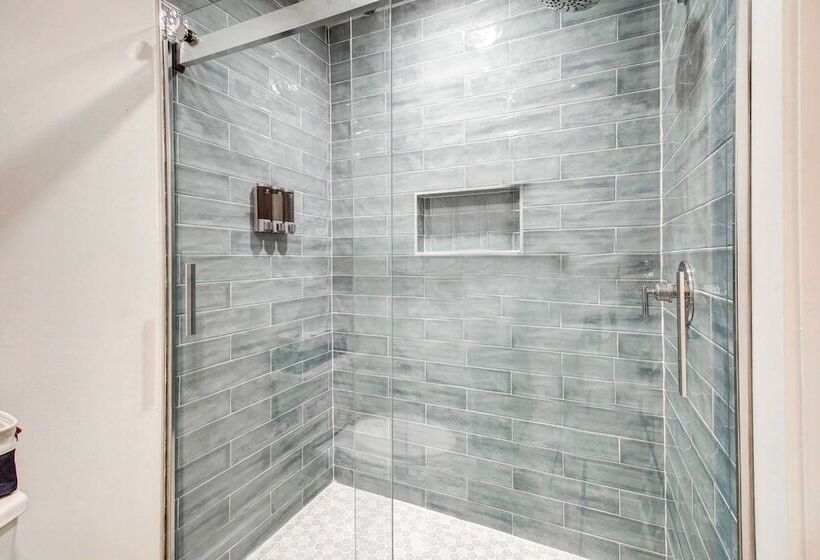 Riverfront Richmond Hill Home W/ Private Pool