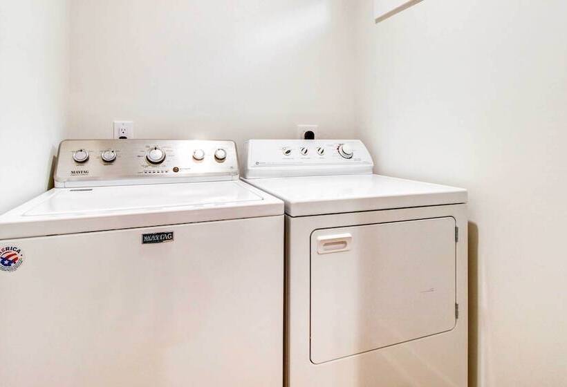 Riverfront Richmond Hill Home W/ Private Pool