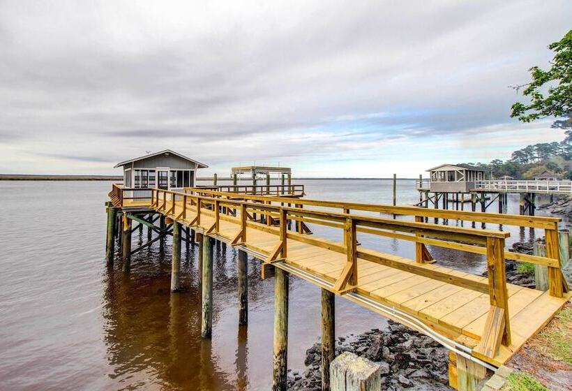 Riverfront Richmond Hill Home W/ Private Pool