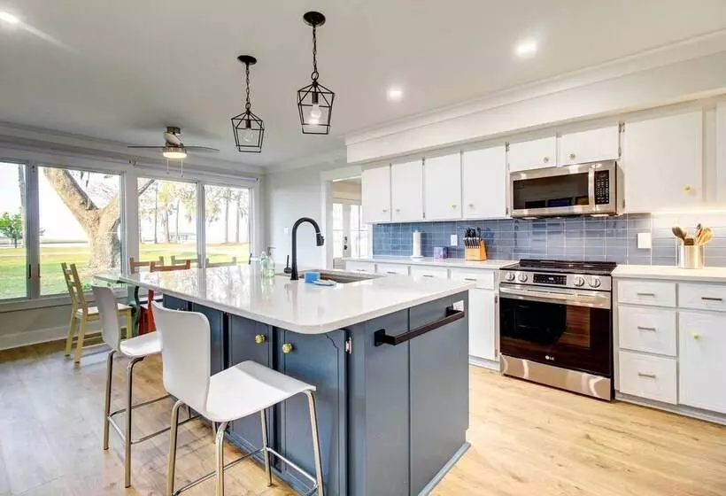 Riverfront Richmond Hill Home W/ Private Pool