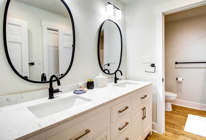 Riverfront Richmond Hill Home W/ Private Pool