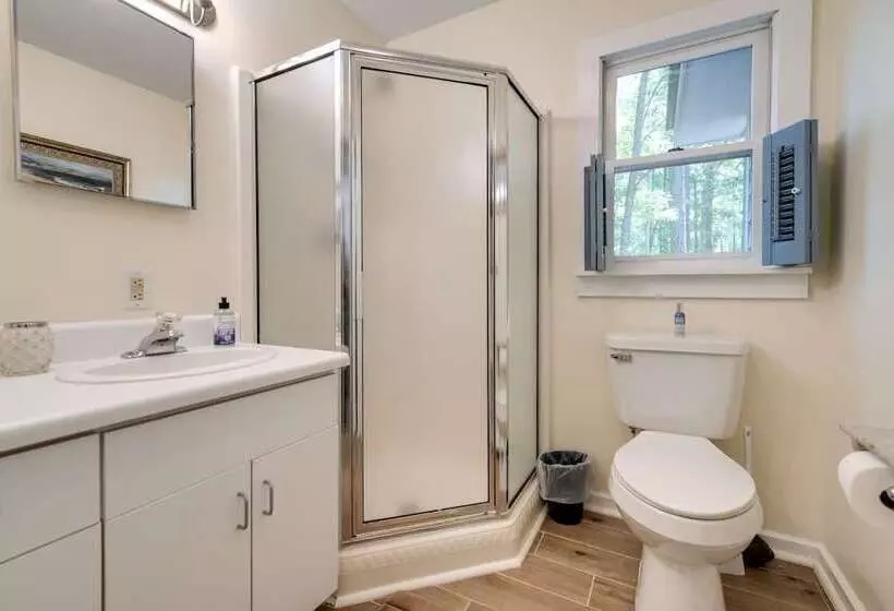 Secluded Hamilton Cabin Retreat W/ Private Lake!