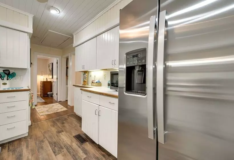 Secluded Hamilton Cabin Retreat W/ Private Lake!