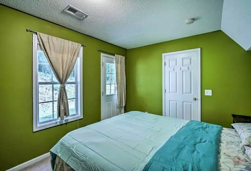 Spacious Acworth Home W/ Deck ~ 1 Mi To Lake