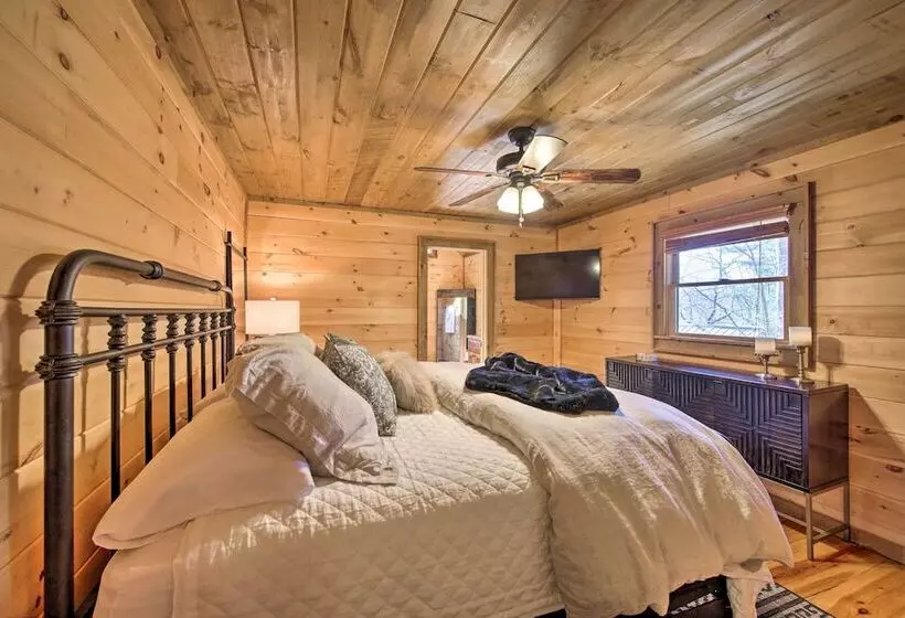 Stunning Escape W/ Loft, Hot Tub + Mtn Views!