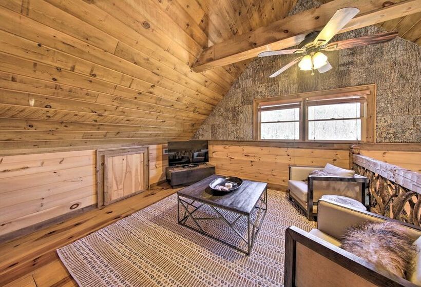 Stunning Escape W/ Loft, Hot Tub + Mtn Views!