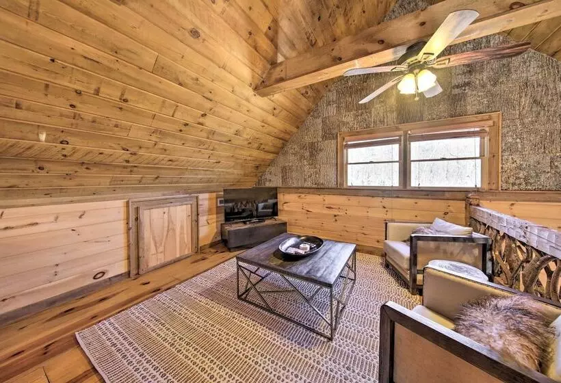 Stunning Escape W/ Loft, Hot Tub + Mtn Views!