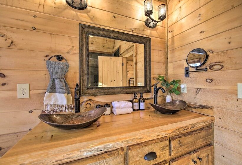 Stunning Escape W/ Loft, Hot Tub + Mtn Views!