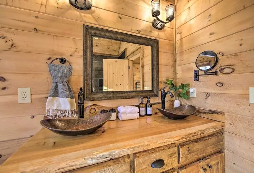 Stunning Escape W/ Loft, Hot Tub + Mtn Views!