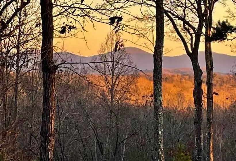 Stunning Escape W/ Loft, Hot Tub + Mtn Views!