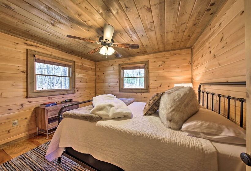 Stunning Escape W/ Loft, Hot Tub + Mtn Views!