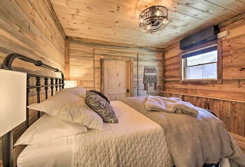 Stunning Escape W/ Loft, Hot Tub + Mtn Views!