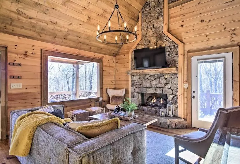 Stunning Escape W/ Loft, Hot Tub + Mtn Views!