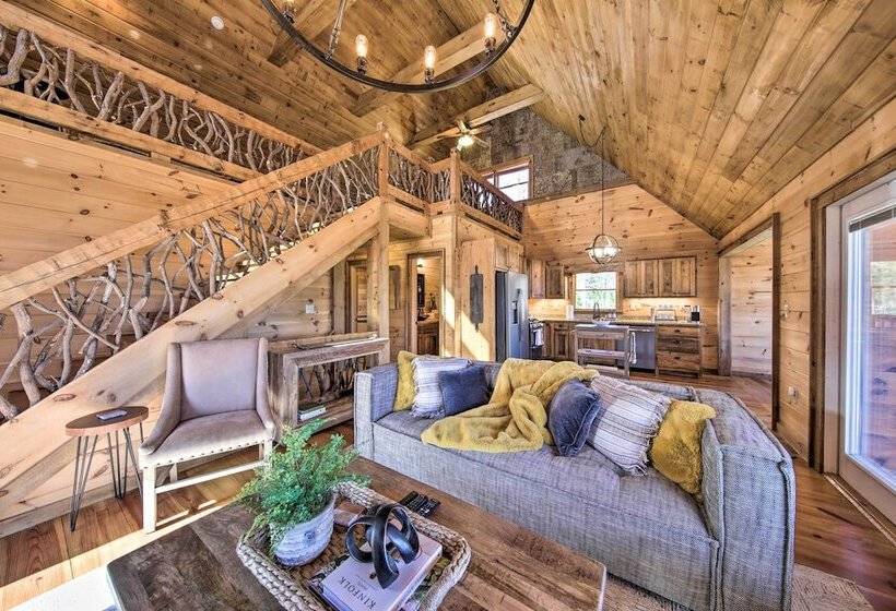 Stunning Escape W/ Loft, Hot Tub + Mtn Views!