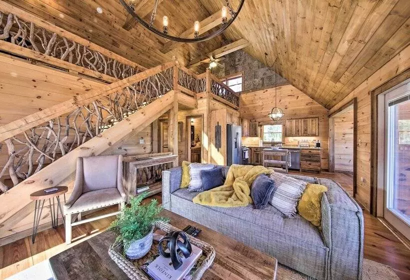 Stunning Escape W/ Loft, Hot Tub + Mtn Views!