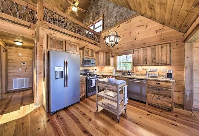 Stunning Escape W/ Loft, Hot Tub + Mtn Views!