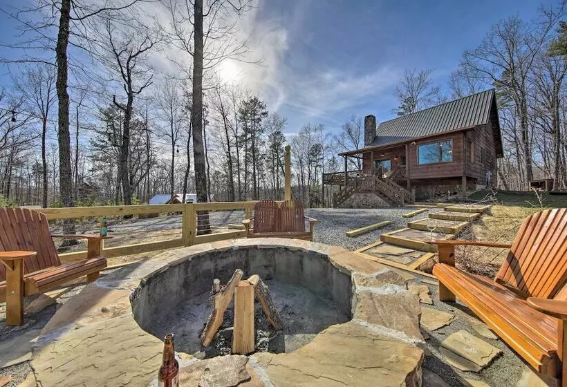 Stunning Escape W/ Loft, Hot Tub + Mtn Views!