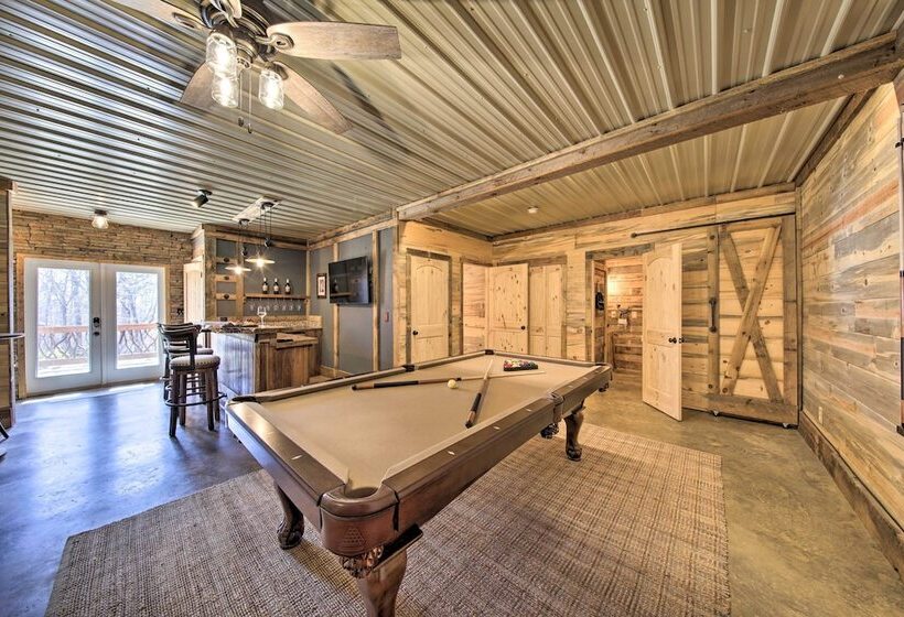 Stunning Escape W/ Loft, Hot Tub + Mtn Views!