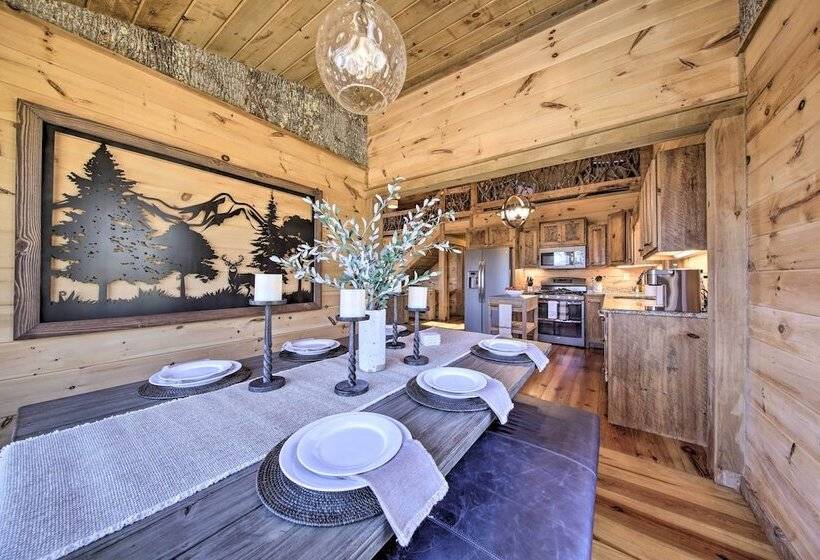 Stunning Escape W/ Loft, Hot Tub + Mtn Views!