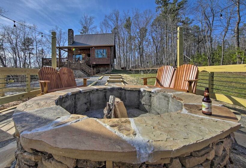 Stunning Escape W/ Loft, Hot Tub + Mtn Views!