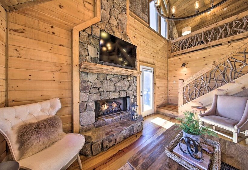 Stunning Escape W/ Loft, Hot Tub + Mtn Views!