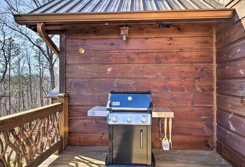 Stunning Escape W/ Loft, Hot Tub + Mtn Views!