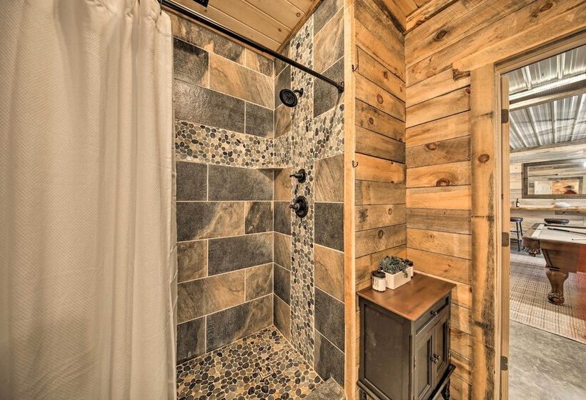 Stunning Escape W/ Loft, Hot Tub + Mtn Views!