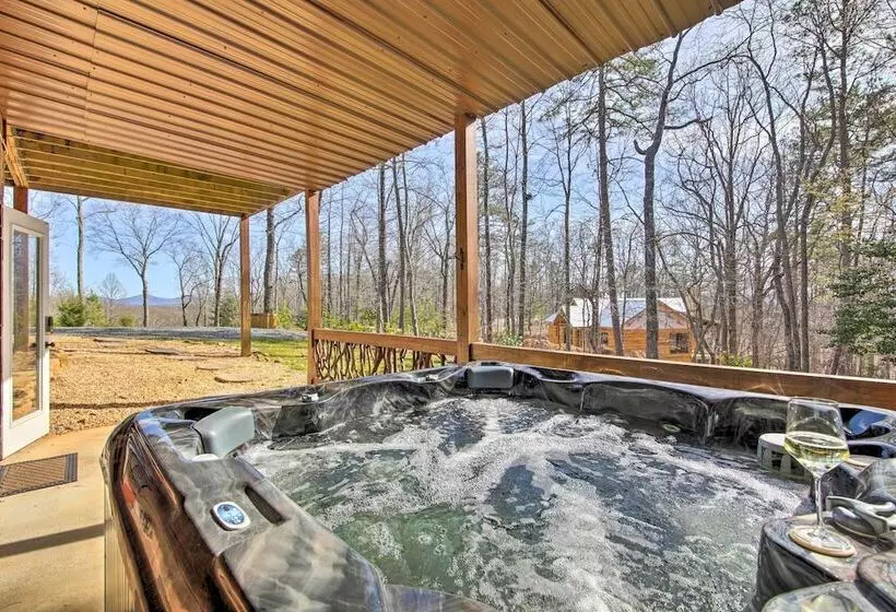 Stunning Escape W/ Loft, Hot Tub + Mtn Views!