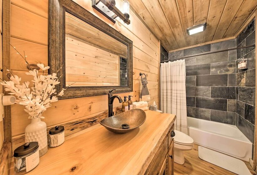 Stunning Escape W/ Loft, Hot Tub + Mtn Views!