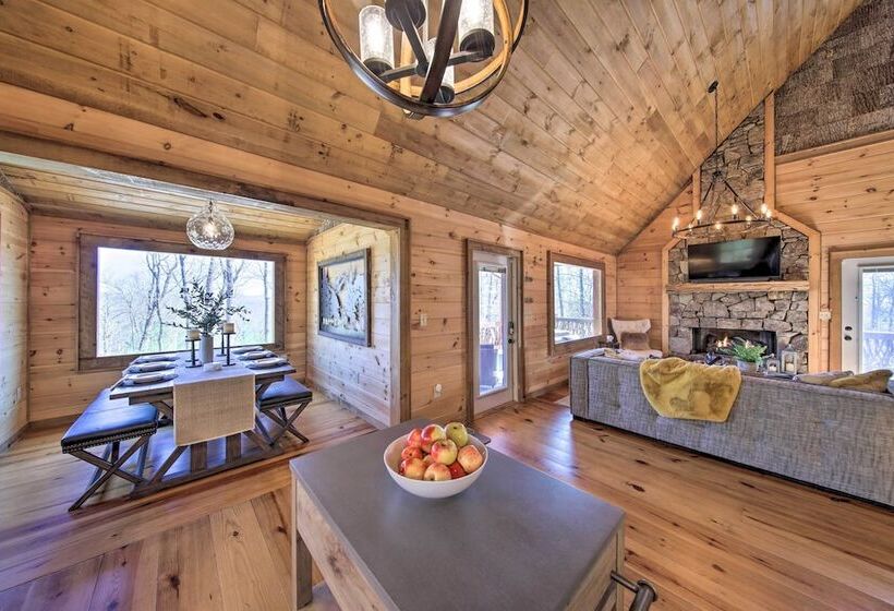 Stunning Escape W/ Loft, Hot Tub + Mtn Views!
