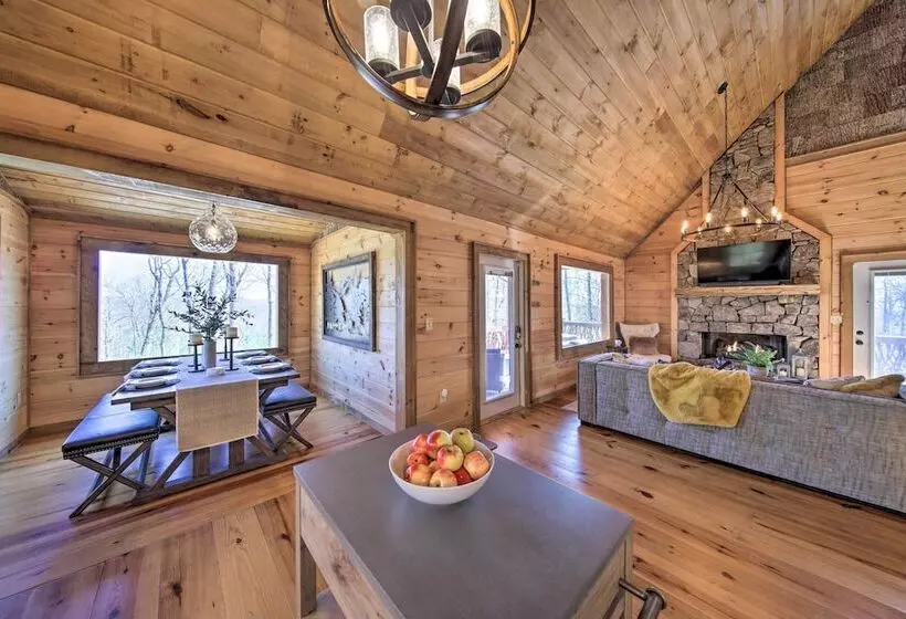 Stunning Escape W/ Loft, Hot Tub + Mtn Views!
