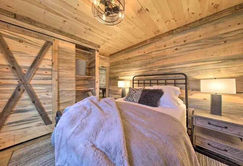 Stunning Escape W/ Loft, Hot Tub + Mtn Views!