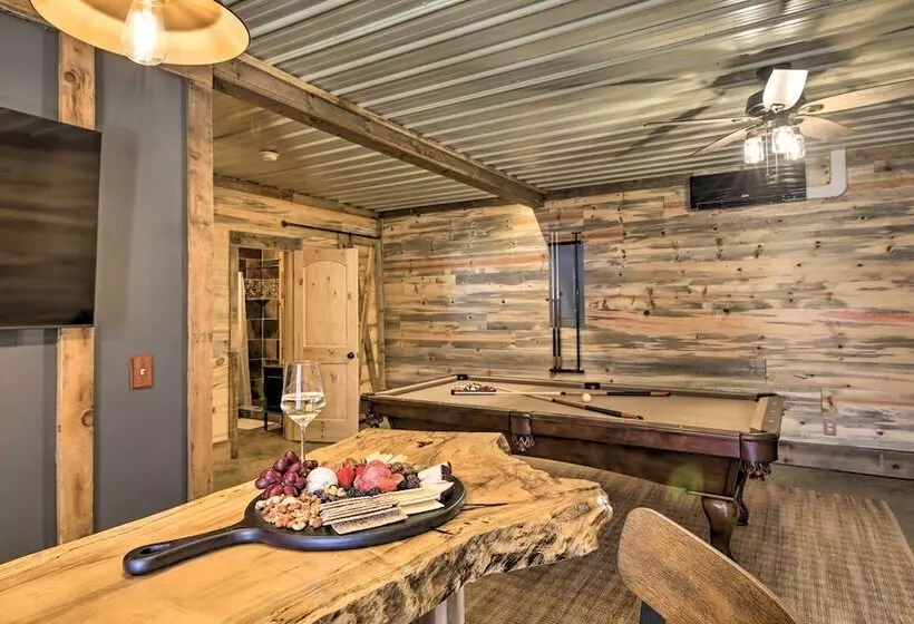 Stunning Escape W/ Loft, Hot Tub + Mtn Views!