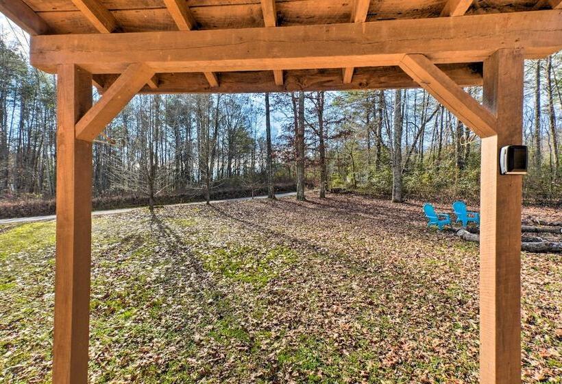 Woodsy Blue Ridge Retreat, 3 Mi To Downtown!