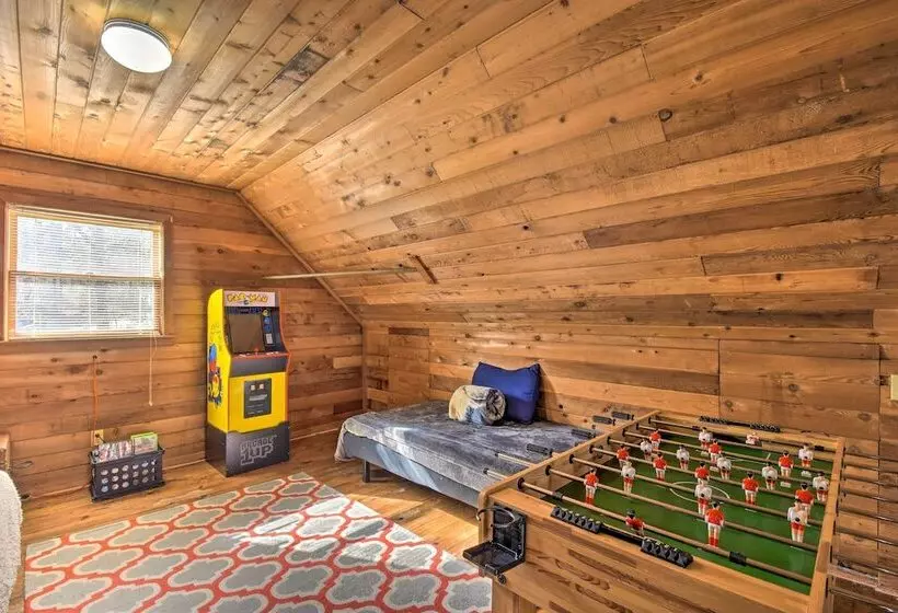 Woodsy Blue Ridge Retreat, 3 Mi To Downtown!