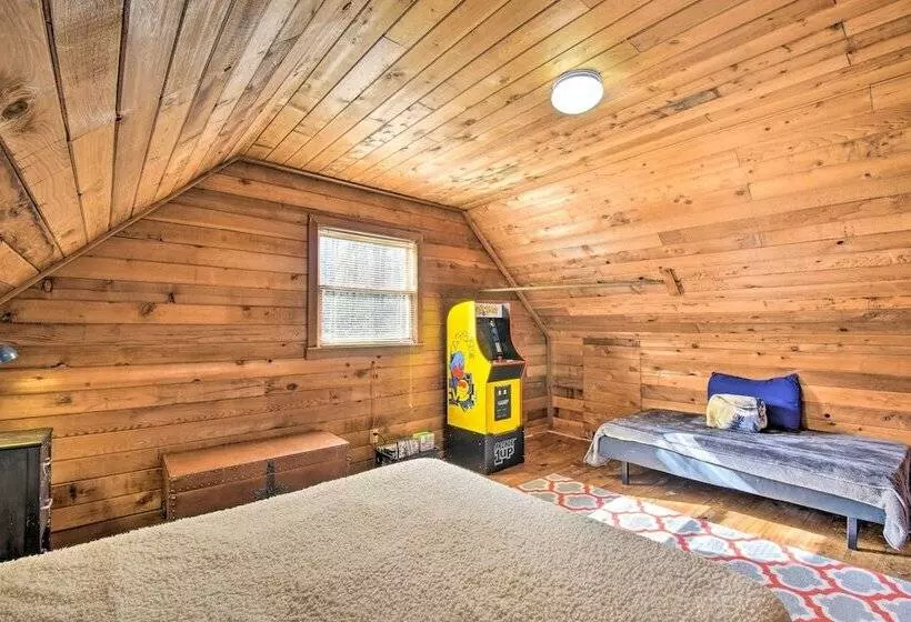 Woodsy Blue Ridge Retreat, 3 Mi To Downtown!