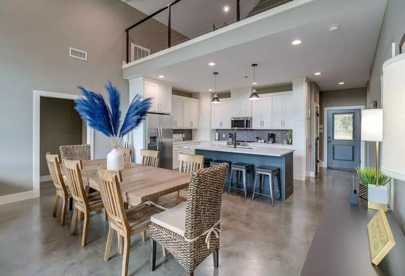 Chic Arkansas Retreat W/ Patio, Grill & Fire Pit!