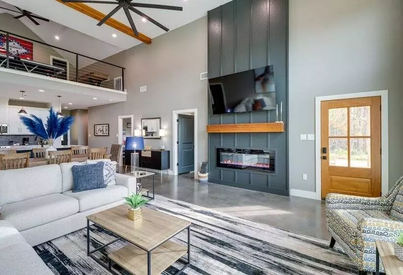 Chic Arkansas Retreat W/ Patio, Grill & Fire Pit!