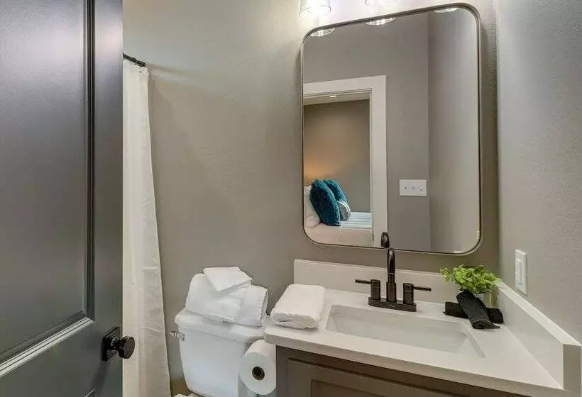 Chic Arkansas Retreat W/ Patio, Grill & Fire Pit!