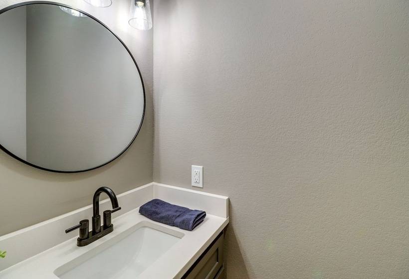 Chic Arkansas Retreat W/ Patio, Grill & Fire Pit!