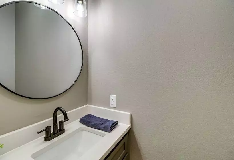 Chic Arkansas Retreat W/ Patio, Grill & Fire Pit!