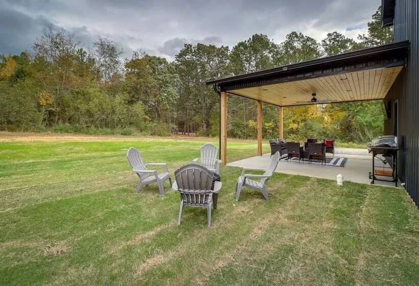 Chic Arkansas Retreat W/ Patio, Grill & Fire Pit!
