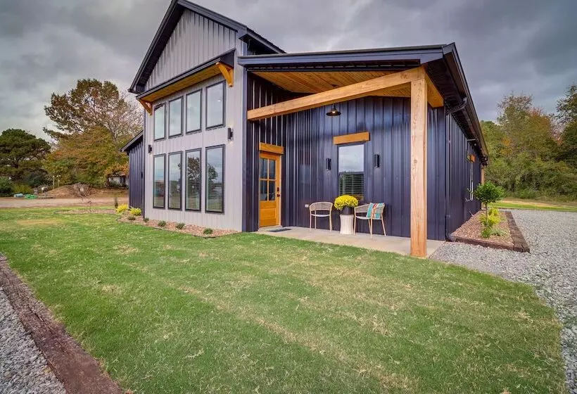 Chic Arkansas Retreat W/ Patio, Grill & Fire Pit!