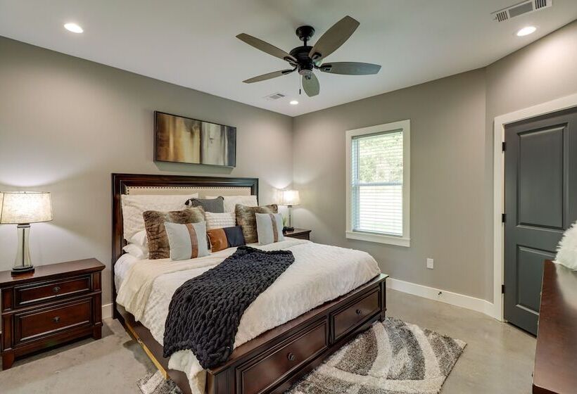 Chic Arkansas Retreat W/ Patio, Grill & Fire Pit!